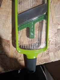 Joseph Joseph Multi-Grip nastaviteľný kuchynský krájač na zeleninu a cibuľu s 3 hrúbkami krájania a precíznym držiakom, zelený 4