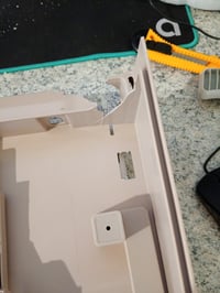 Dulap jos Keter Gulliver cu 2 rafturi reglabile, bej/nisip — defect, pentru piese: picior rupt, instabil (stare: vezi a 2-a poză) 2