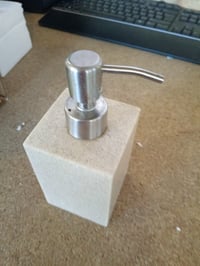 Dozator de săpun Relaxdays 300 ml, reîncărcabil, pătrat, culoarea nisipului, suport din polirășină cu pompă din oțel inoxidabil, pentru săpun lichid 4