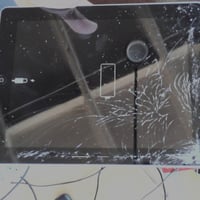 Apple iPad 4 Retina 9,7" tablet 16GB Wi-Fi crni — razbijen ekran, reagira na punjenje, za dijelove (stanje: vidi 2. sliku) 2