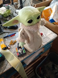 Mattel Star Wars The Mandalorian Baby Yoda Grogu interaktívna plyšová hračka so zvukom a pohybom 28 cm GWD87 – rozbalený kus z outletu 2