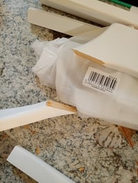 Suport pentru haine HAKU, din lemn masiv, alb, 47x102x36 cm — defect — defect, pentru piese de schimb: piesă de umăr ruptă (stare: vezi a 2-a fotografie) 2