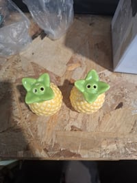 Set de solnițe pentru sare și piper din ceramică în formă de ananas, 2 piese, galben-verde, stare impecabilă (fără suport pentru șervețele) (stare: vezi a doua fotografie) 3