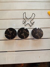 Sada keramických podložiek pod poháre LuenHego so stojanom, 8 ks, 10x10 cm — z niekoľkých podložiek sú odštiepené kúsky (stav: pozri 2. obrázok) 2