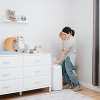 Angelcare Lakkozott Pelenkakuka Szagsemlegesítő Rendszerrel - Fehér Műanyag Pelenkatároló 27x52cm Antibakteriális Védelem 5
