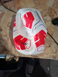 Futbalová lopta Nike Strike Team 290G FA24 v bielo-červeno-striebornej farbe, veľkosť 5, technológia AeroSculpt, na tréningy a tímovú hru 5