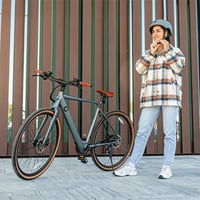 Cyklistická a kolobežková prilba Cecotec BrainGuard Urban, veľkosť S-M (56-58 cm), sivá, homologizovaná, maximálna bezpečnosť 6