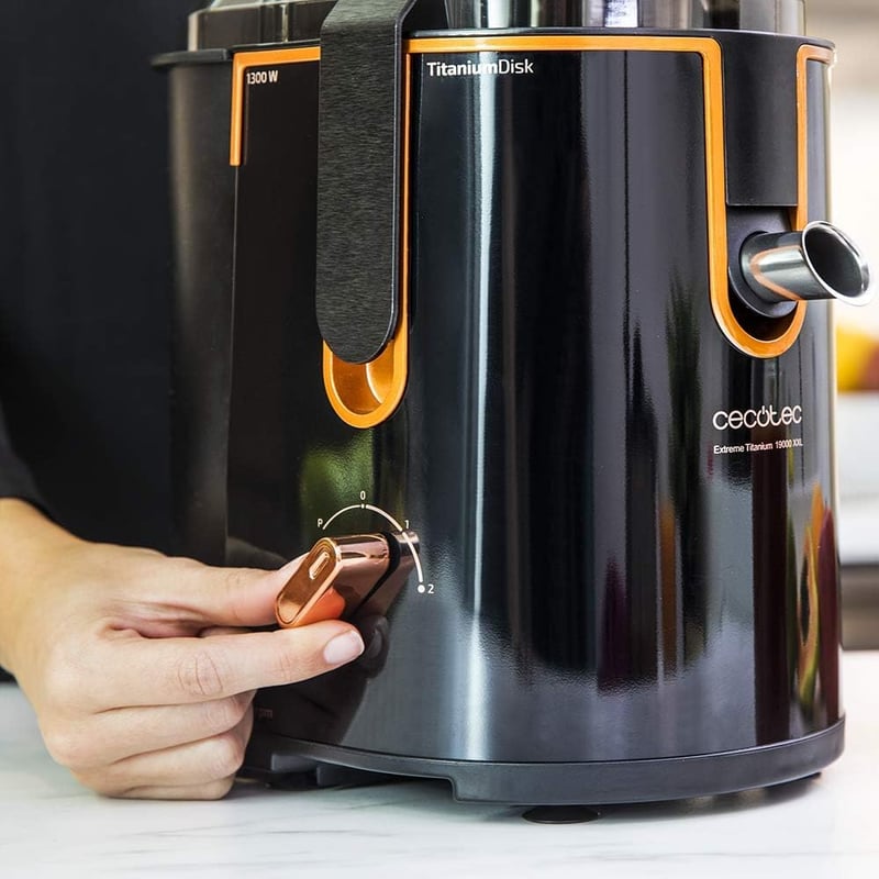 Cecotec Orbital Extreme Titanium 19000 XXL gyümölcscentrifuga 1300W, 19000 rpm, titán korongos