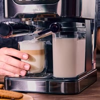 Cecotec Power Espresso 20 ColdBrew Latte+ Eszpresszógép 1350W 20 bar Színes Érintőkijelző 1,5L Víztartály 500ml Tej Sötét Acél Dupla Kar 5