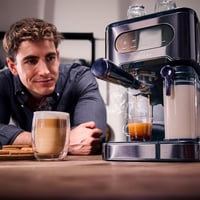 Cecotec Power Espresso 20 ColdBrew Latte+ Eszpresszógép 1350W 20 bar Színes Érintőkijelző 1,5L Víztartály 500ml Tej Sötét Acél Dupla Kar 7