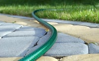 Flexibilná záhradná hadica Cellfast Economic, 3-vrstvová, polyesterový krížový výplet, odolná voči UV žiareniu, 1/2", 30 m, zelená 3