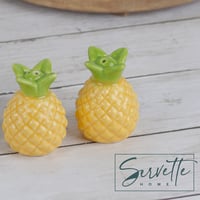 Set de solnițe pentru sare și piper din ceramică în formă de ananas, 2 piese, galben-verde, stare impecabilă (fără suport pentru șervețele) (stare: vezi a doua fotografie) 7