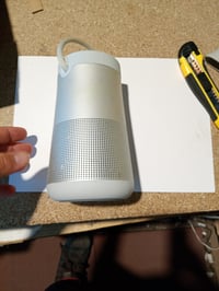 Bluetooth reproduktor Bose SoundLink Revolve+ II, 360-stupňový bezdrôtový zvuk, vodoodolný, prenosný, strieborný – viditeľne používaný 3