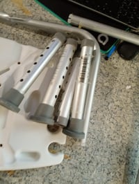 Nastaviteľná sprchovacia stolička VOUNOT s modrým vankúšom, výška 38-52 cm, nosnosť 136 kg, protišmyková — použitá (stav: pozri 2. obrázok) 9
