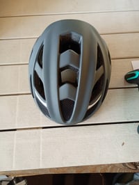 Cyklistická prilba Fischer Urban Levin, sivá, L/XL (58-61 cm), s osvetleným vnútorným krúžkom — chýba nastavovacia skrutka veľkosti (stav: pozri 2. obrázok) 2