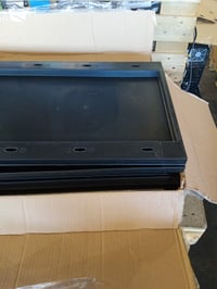 Keter Linear plastični vrtni ormar za odlaganje s pretincem za metle, crno-sivi, 68x39x173 cm, 2 vrata, 3 police, plave ručke 3