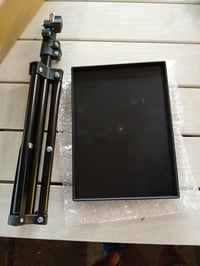 Stojan na projektor SOIMISS s táckou, nastaviteľná výška 40-110 cm, čierny, držiak na notebook — tácka je poškriabaná (stav: viď 2. obrázok) 3