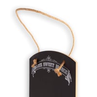 Chalkboards UK Sweet Home čierna drevená kriedová tabuľa na poznámky do kuchyne so špagátom, poličkou a kriedou, 60 x 26,5 x 1 cm 5