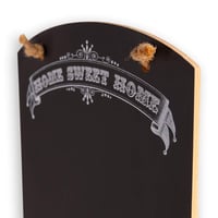 Chalkboards UK Sweet Home čierna drevená kriedová tabuľa na poznámky do kuchyne so špagátom, poličkou a kriedou, 60 x 26,5 x 1 cm 3
