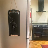 Chalkboards UK Sweet Home čierna drevená kriedová tabuľa na poznámky do kuchyne so špagátom, poličkou a kriedou, 60 x 26,5 x 1 cm 6