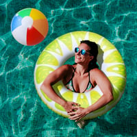 Set de 4 colace gonflabile Chennyfun cu model de lămâie și portocală + 2 mingi de plajă pentru copii și adulți, pentru piscină și plajă 5