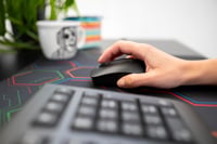 Mouse wireless CHERRY MW 2400, design simetric, 2,4 GHz, senzor optic, pentru dreptaci și stângaci, negru 2