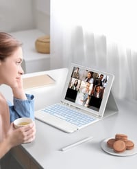 CHESONA iPad 10.2 9 8 7 billentyűzettel tok 7 színű világítás 2 BT csatorna tölthető levehető QWERTZ fehér 7