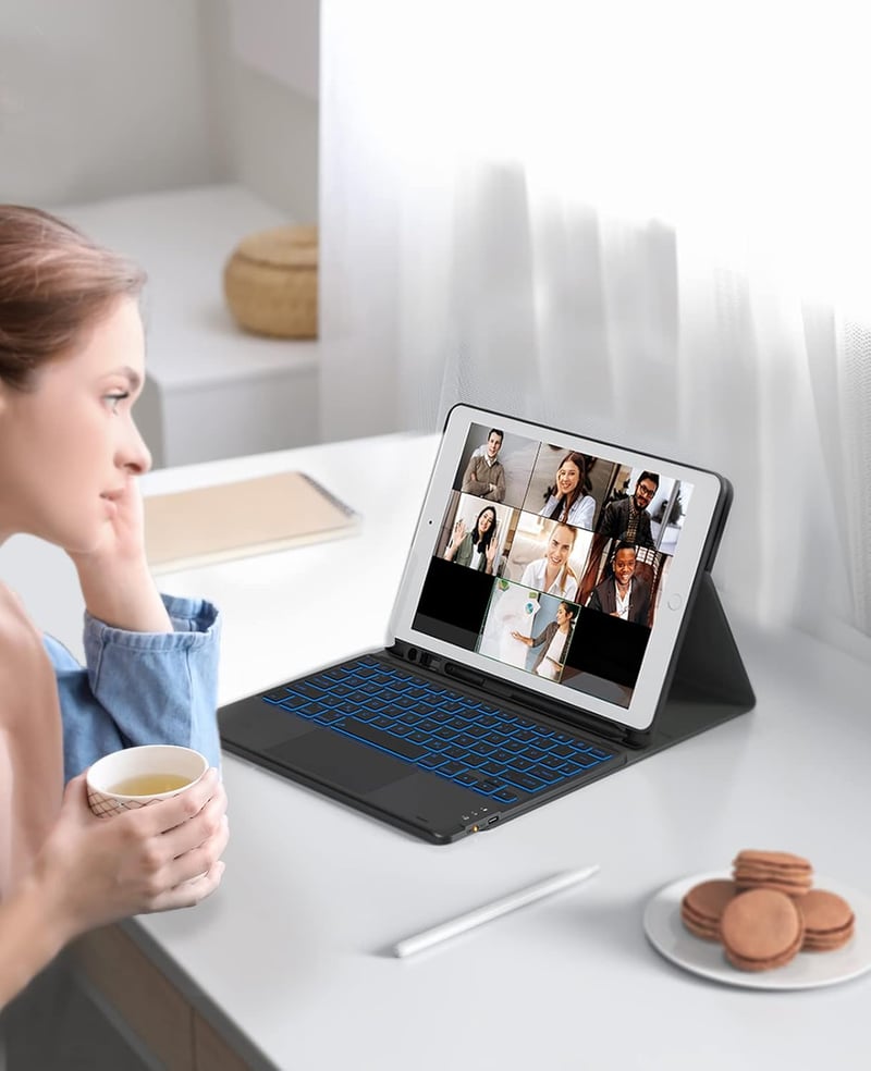 Husă cu tastatură detașabilă CHESONA pentru iPad 10.2 9/8/7, QWERTZ, reîncărcabilă, iluminare de fundal în 7 culori, 2 canale BT, negru