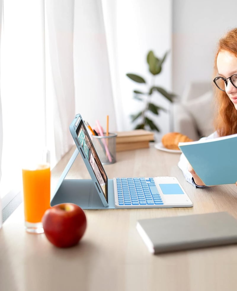CHESONA iPad 10 generációs tok billentyűzettel, érintőpad, 7 színű LED, 2 csatorna, QWERTZ, kék
