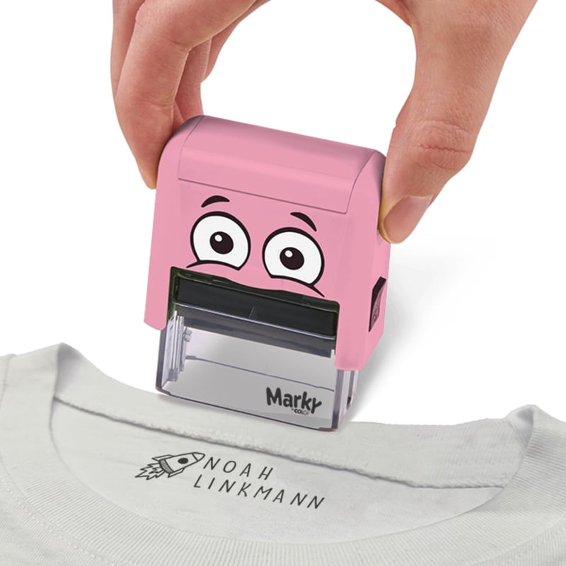 COLOP Marky súprava pečiatok na textil a menoviek DIY | na textil a školské potreby | vodeodolný čierny atrament na textil | 1000 odtlačkov | písmená, čísla, piktogramy, etikety a nažehľovacia páska