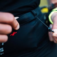Centură de alergare Compressport Free Belt Pro - Ergonomică, ultra-ușoară, autonomie de 6 ore, compartiment mare - mărime XL-XXL 4