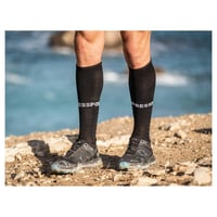 COMPRESSPORT Full Socks Run Kompresné bežecké ponožky unisex - čierne, veľkosť 45-48 (EU) - podpora svalov, na beh a triatlon 2