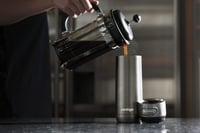 Termohrnček Contigo Luxe Autoseal z nehrdzavejúcej ocele, 470 ml, nepriepustný, vhodný do umývačky riadu, bez obsahu BPA, ľahko čistiteľné veko, 7