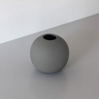 Cooee Design Ball vaza, porcelánová sivá, 10 cm, ručne vyrobená guľatá dekoratívna vaza, HI-028-02-GY 3