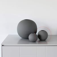 Cooee Design Ball vaza, porcelánová sivá, 10 cm, ručne vyrobená guľatá dekoratívna vaza, HI-028-02-GY 5