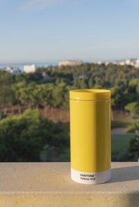 Cestovný hrnček Copenhagen Design Pantone z nehrdzavejúcej ocele, žltý, 400 ml 2