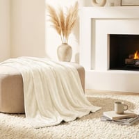 Pătură pufoasă din pluș CozyLux 130x150 cm, cuvertură caldă și moale de culoarea cremei pentru canapea și pat 6