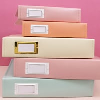 Fotoalbum Craftelier z umelej kože s krúžkovou väzbou, 5 obalov, 30,5x30,5 cm, scrapbookový album so šalviovozeleným poťahom pre systém Project Life 7