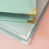 Fotoalbum Craftelier z umelej kože s krúžkovou väzbou, 5 obalov, 30,5x30,5 cm, scrapbookový album so šalviovozeleným poťahom pre systém Project Life 3