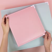 Fotoalbum Craftelier z umelej kože s krúžkovou väzbou, 5 obalov, 30,5x30,5 cm, scrapbookový album so šalviovozeleným poťahom pre systém Project Life 2