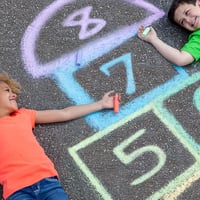 Sada umývateľných chodníkových kried Crayola 64 ks, farebné kriedy na chodník pre deti od 4 rokov, na kreslenie v škole a vo voľnom čase 3
