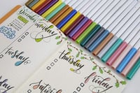 Sada umývateľných fixiek Crayola Super Tips, 12 ks, rôzne farby, stredný hrot, na školské a voľnočasové účely, kaligrafia 7