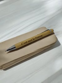 Créa03 Gravírozott Fa Golyóstoll "C'est Moi le Patron" Ajándék Szett 3