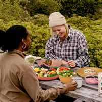 Set de veselă incasabil CSYY pentru 6 persoane, set de camping din 66 de piese, farfurii, boluri și tacâmuri din plastic pentru picnic, set ușor și colorat pentru grătar 9