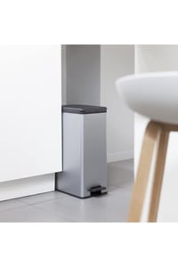 Odpadkový kôš s pedálom Curver Slim 40 l, oceľová farba, s vekom s tichým dovieraním a krúžkom na uchytenie vreca, 42 x 25 x 61 cm 3