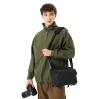 Cwatcun kompaktná brašna na fotoaparát, vodoodolná crossbody taška cez rameno s držiakom na statív, kompatibilná s Canon Nikon Sony Fuji DSLR SLR, veľkosť M, čierna 9