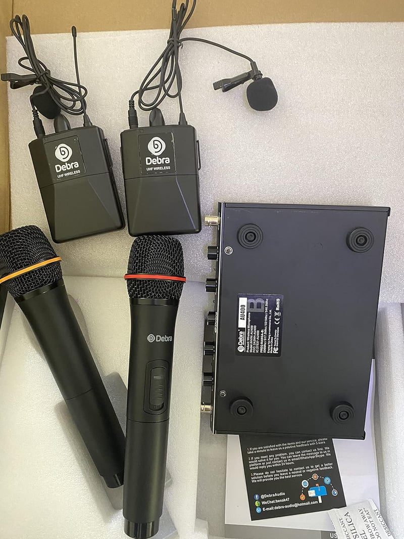 D Debra UHF 4 Csatornás Vezeték Nélküli Mikrofon Rendszer 2 Kézi és 2 Testmikrofonnal Karaoke Templom Buli Rendezvény