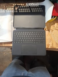 Klávesnicové puzdro Logitech Combo Touch pre iPad Pro 13" (M4/M5) 2024/2025 — Produkt má niekoľko menších poškodení (stav: pozri 2. obrázok) 2