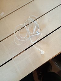 Káblové slúchadlá Apple EarPods s konektorom Lightning pre iPhone a iPad, biele, viditeľne používané 2
