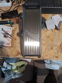 Mandolină profesională pentru legume și fructe OXO Good Grips 2.0 - Cu lamă din oțel inoxidabil, grosime reglabilă, gri 2